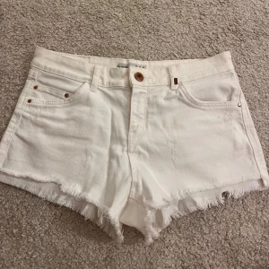 Lågmidjade jeans shorts - Säljer super fina vita lågmidjsde jeansshorts från Bershka i storlek 34. Säljer då dem är försmå💞