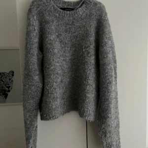 Grå stickad tröja från Vero Moda💓 - Mysig grå stickad tröja från Vero Moda. Perfekt för kyliga dagar med sin mjuka och varma känsla. Tröjan har en klassisk rund hals och långa ärmar, vilket gör den till ett mångsidigt plagg i garderoben