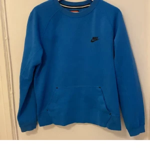 Blå Nike sweatshirt  - Är en fin och nice tröja som sällan är använd. Mycket skön och har en snygg blå färg 