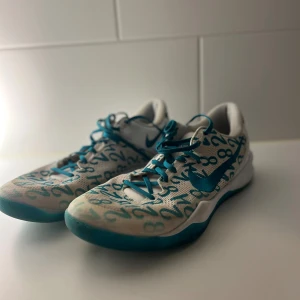 Kobe 8 Radiant Emerald - Jag säljer mina kobes för att de är för stora. Jag har använt dem sparsamt i rotation. Greppet är riktigt grymt! Ställ gärna frågor  Storlek: 47