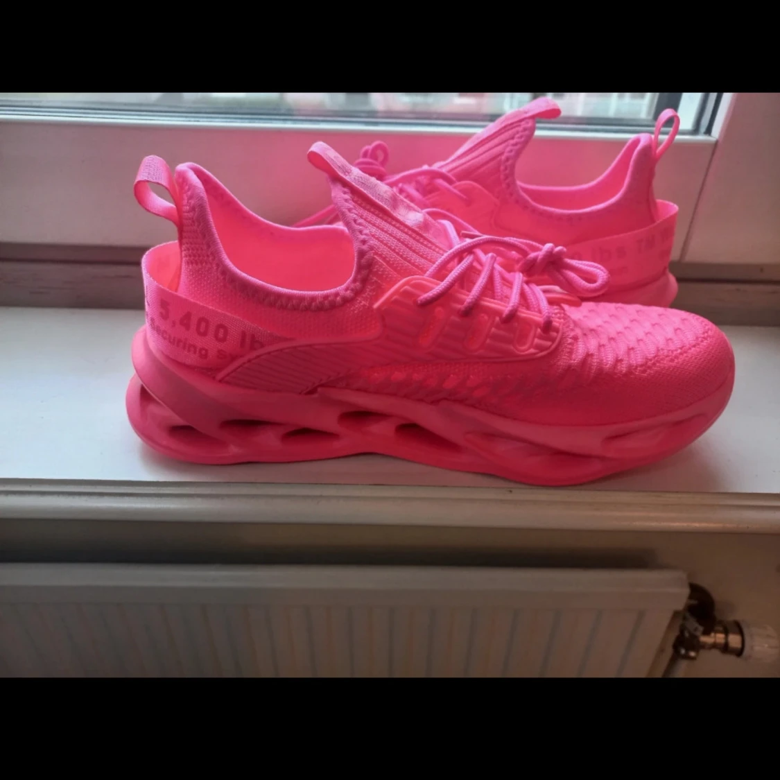 Svarta sneakers med transparent sula - 1