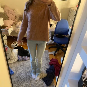 Rosa stickad tröja - Mysig rosa stickad Tröjan ifrån only.  Den är i väldigt fint skick 