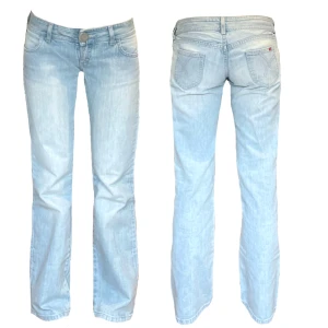 Ljusblåa lågmidjade bootcut jeans - Supersöta vintage ljusblåa jeans med låg midja och utsvängda ben. Midjemått: 38cm, innerbenslängd: 80cm! Kolla in min profil för fler plagg! 💙✨