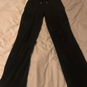 Svarta mjukisbyxor från Juicy Couture - Svarta juicybyxor i bra skick. Säljer för att jag inte använder dem längre. Köpte för 1200 kr inne på NK i Stockholm, säljer för 350. Om ni har några frågor är de bara att skriva