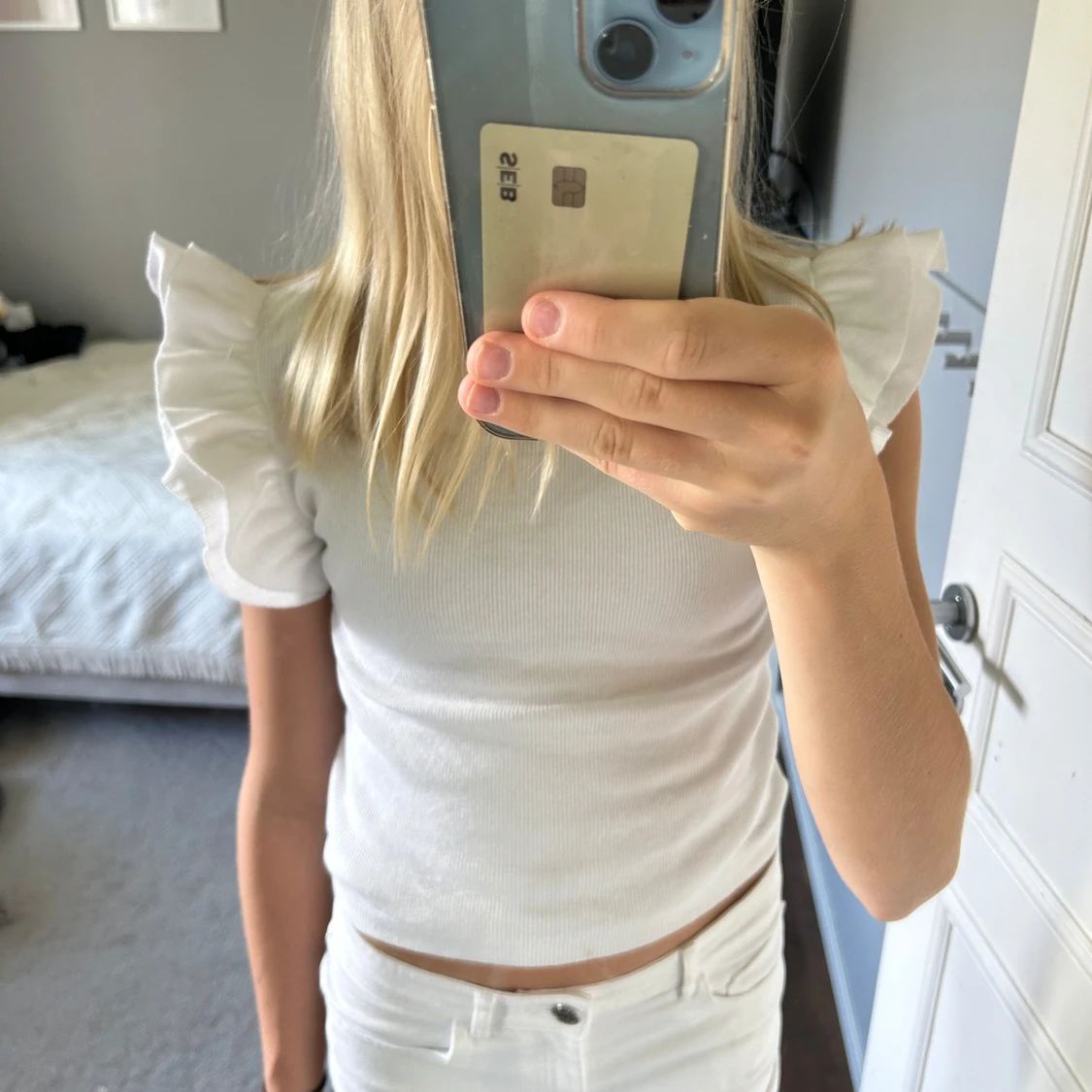 Vit ribbad topp med volangärmar