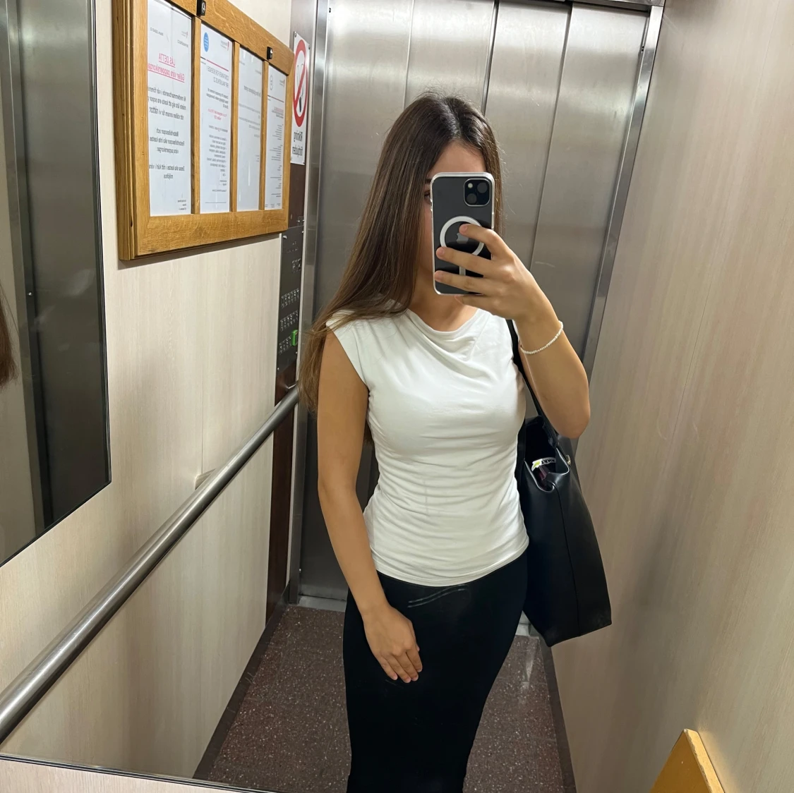 Vit ärmlös topp med draperad hals - 1