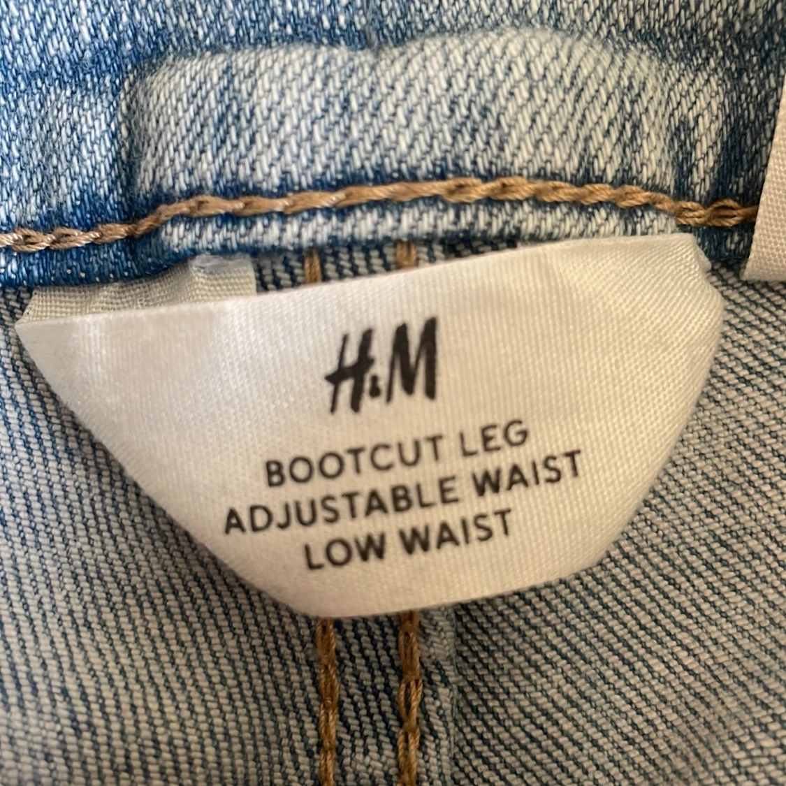 Bootcut jeans i ljusblå denim från H&M - 3