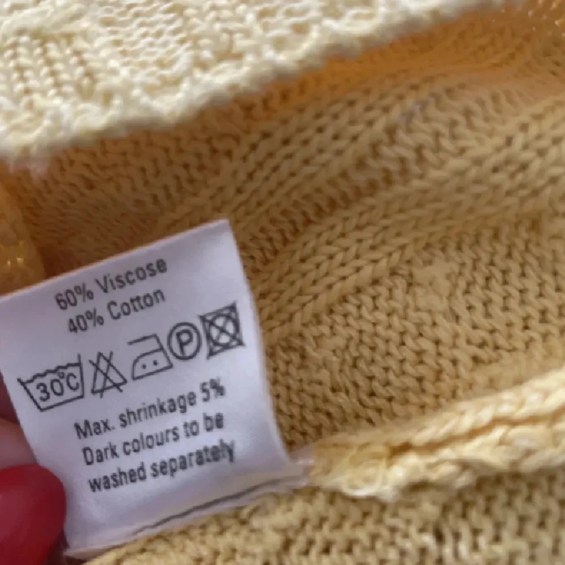 Gul stickad tröja med knappar - 2