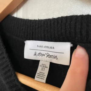 Svart stickad tröja - Trendig och populär svart stickad tröja från & other stories