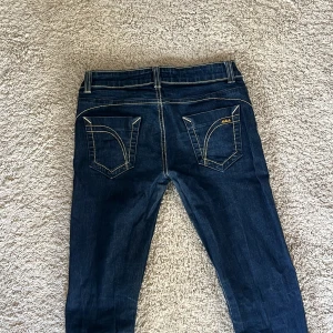 Killah mörkblå jeans Marylin - Mörkblå jeans från Killah, modell Marylin, med kontrasterande gula sömmar och snygga detaljer på fickorna. Sitter väldigt fint och lågmidjat på, passar mig som brukar ha strl S i byxor. De går ut lite i slutet av jeansen 💓💓köpt second hand 400 kronor 