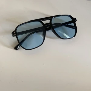 Svart blåa glasögon - Snygga blåtonade glasögon.