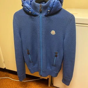 Moncler cardigan  - Tjena, säljer nu denna riktigt snygga och populära Moncler cardigan de är en extremt sällsynt färg i denna modellen, den är i mycket bra skick utlöver lite nopper på insidan av fickorna, skriv för bild, hör av er vid frågor och funderingar🙌🤝