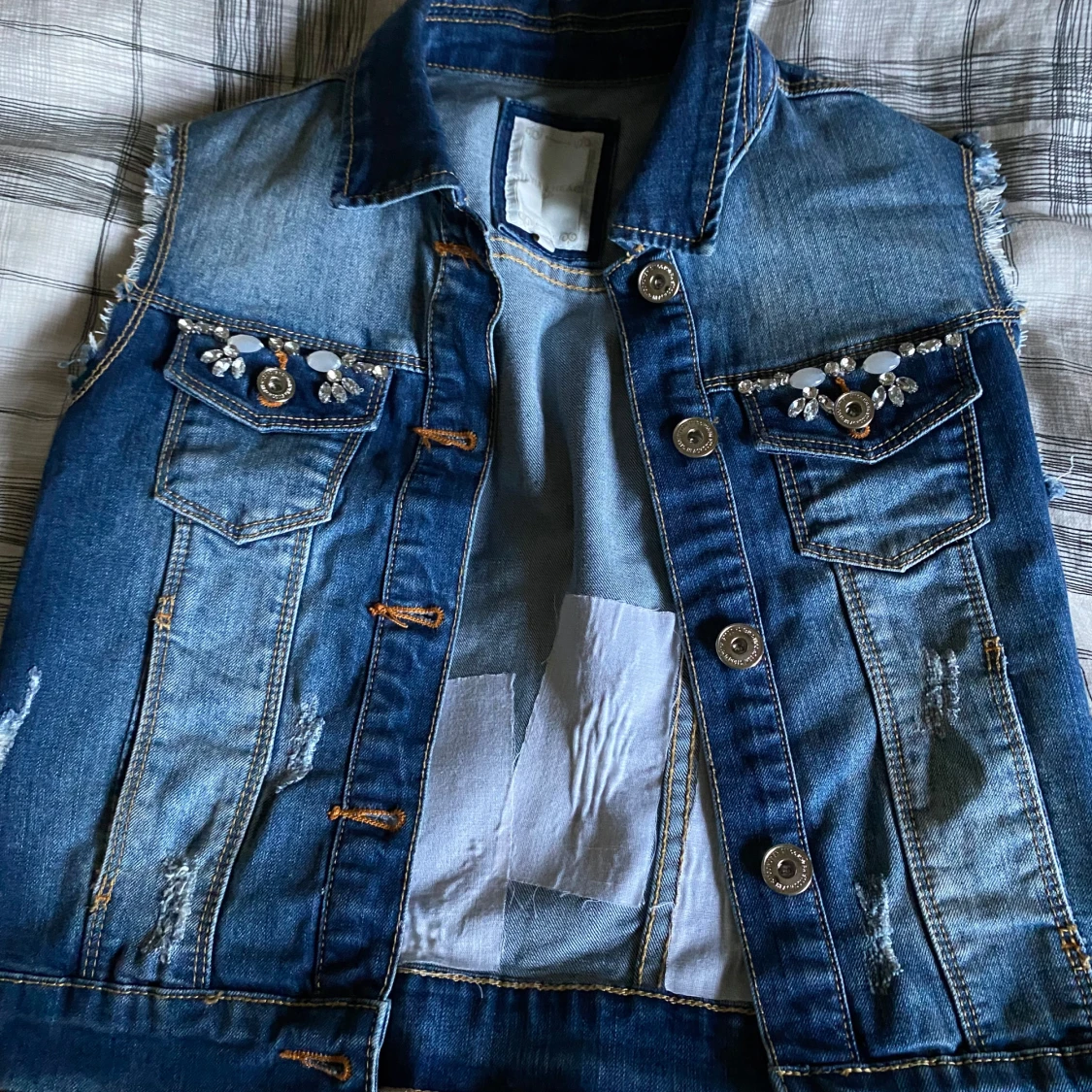Blå jeansväst med pärldetaljer