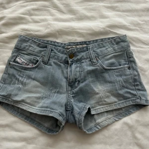 lågmidjade diesel jeansshorts - jättesnygga vintage diesel shorts. de sitter väldigt lågmidjade!! jag skulle säga att den passar w24 och w25 även fast det står storlek 26!💓💓