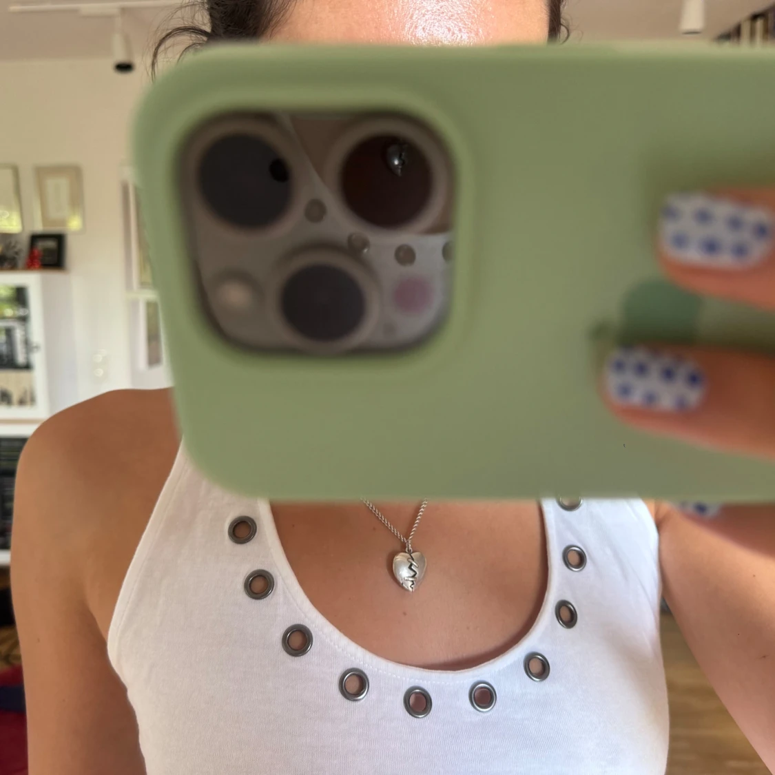 Vit croppad linnetopp med metalldetaljer - 1