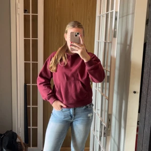 True Religion jeans - Trendiga jeans i tidlös design. Ett par riktigt snygga jeans som sitter bekvämt och ger en fin form. Den där modellen som funkar till allt – t-shirt för en avslappnad look eller blus för en mer dressad stil. Modell ( straight). Vanliga priset: 1200, mitt pris: 850.