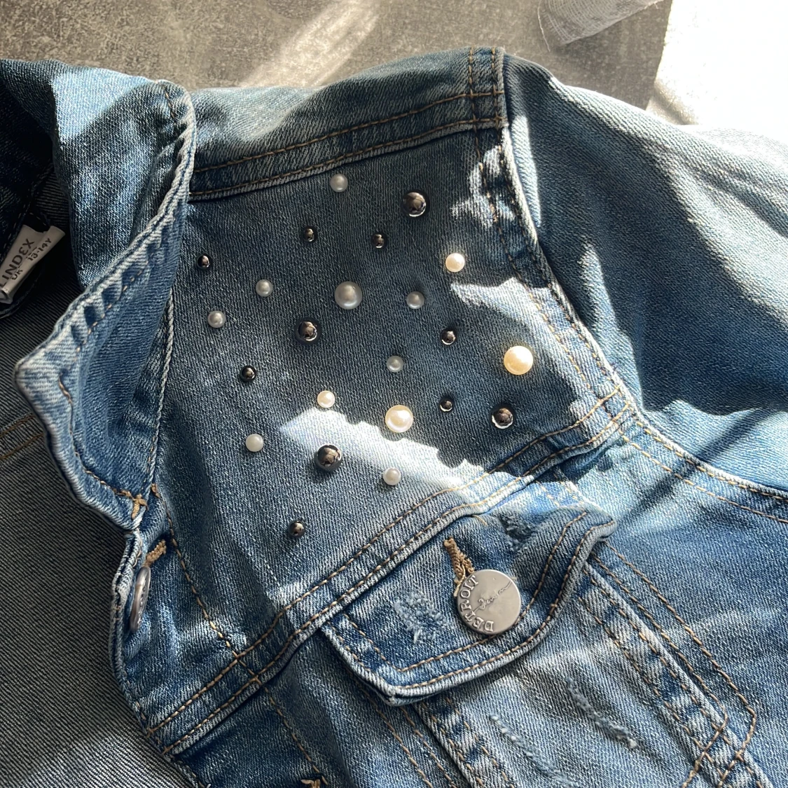 Jeansjacka med pärlor från Lindex - 3
