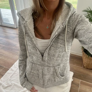 Hollister zip med foder - En zip från Hollister i storlek S. Tröjan bedöms som använd men i fortsatt gott skick. Jag skickar ditt köp inom 24h. Se liknande zip i min profil! F67