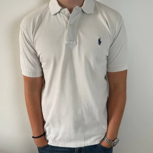Ralph lauren piké | S - Vit Ralph Lauren piké | fint skick | äldre modell, tröjan är något längre baktill | modellen är ca 180 | hör av dig om du har funderingar🙌