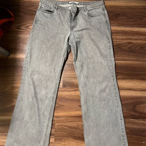 NA-KD low waist wide leg jeans - grå - Finaste lågmidjade jeansen med vida ben. Från NAKD, använda men fint skick, endast lite slitage längst ner då de är långa i modellen (jag är 174). Storleken passar M/L! 