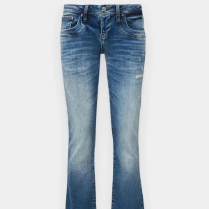 Lågmidjade LTB jeans - Snygga blå bootcut jeans från LTB med slitna detaljer. Köpta för 900kr och är slutsålda på hemsidan, fint skick och har inga defekter.   Innerbenslängd: 77cm                                            Midjemått rakt över: 33cm