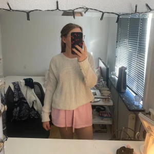 Stickad tröja  - Säljer en stickad tröja från vero Moda i storlek M, mörkare vit! den har några enstaka mörka missfärgningar (kolla sista bilden) men det är inget som syns när man bär på den eller så då jag har haft denna och det inte har varit något märkt bart! Annars är den i gott skick! Säljer den för 40kr + frakt!