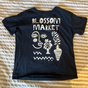 Paket med T-shirts  - Blossom market tröjan är från Zara och är storlek 140 men den är som 146.Gråa tröjan är från Gina och storlek 146/152. Den vita tröjan med detaljer är från Gina och är storlek XS (typ som 146/152) Och den svarta linnet/blusen är från h&m och är storlek 152,den har små fläckar men går bort enkelt i en tvätt!💕Bra kvalitet på allt och dem är knappt använda.Man kan inte välja en tröja man vill ha måste köpa alla samtidigt‼️💕
