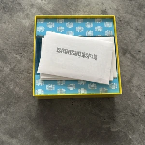 Jätte Quiz Nödig - Ett roligt och fartfyllt quizspel med massor av frågor – perfekt för kompisgänget eller familjen! Utmana dina vänner och visa vem som är bäst på att svara snabbt. Perfekt för ungdomar och unga vuxna som gillar utmaningar och skratt.