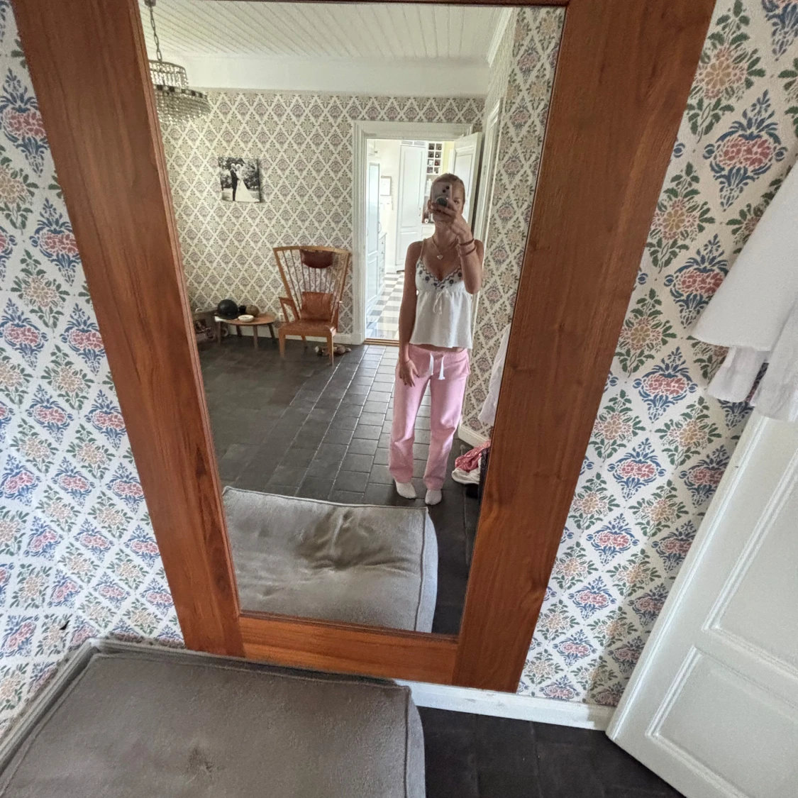 Vit linnetopp med blå broderi - 2