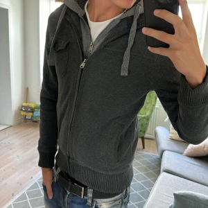 Pälsfodrad hoodie  - Riktigt fet och unik med två lager- två zips och en Pälsfodrad luva!Perfekt inför sensommar och höst😇 Skriv vid fundering 🙌