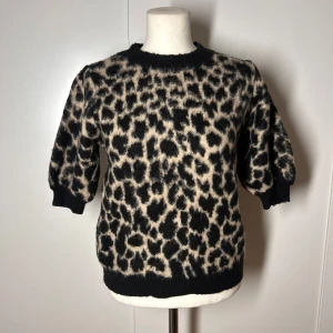 Stickad tröja leopard NA-KD - Stickad tröja från nakd i storlek s. Köp sker via köp nu, jag postar inom 24h. Kvar tills markerad såld 
