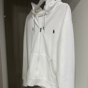 Ralph lauren hoodie  - Säljer denna stilrena vita hoodien från Ralph Lauren! Nyskick endast använt vid få tillfällen! Vid minsta fundering kontakta oss✔️