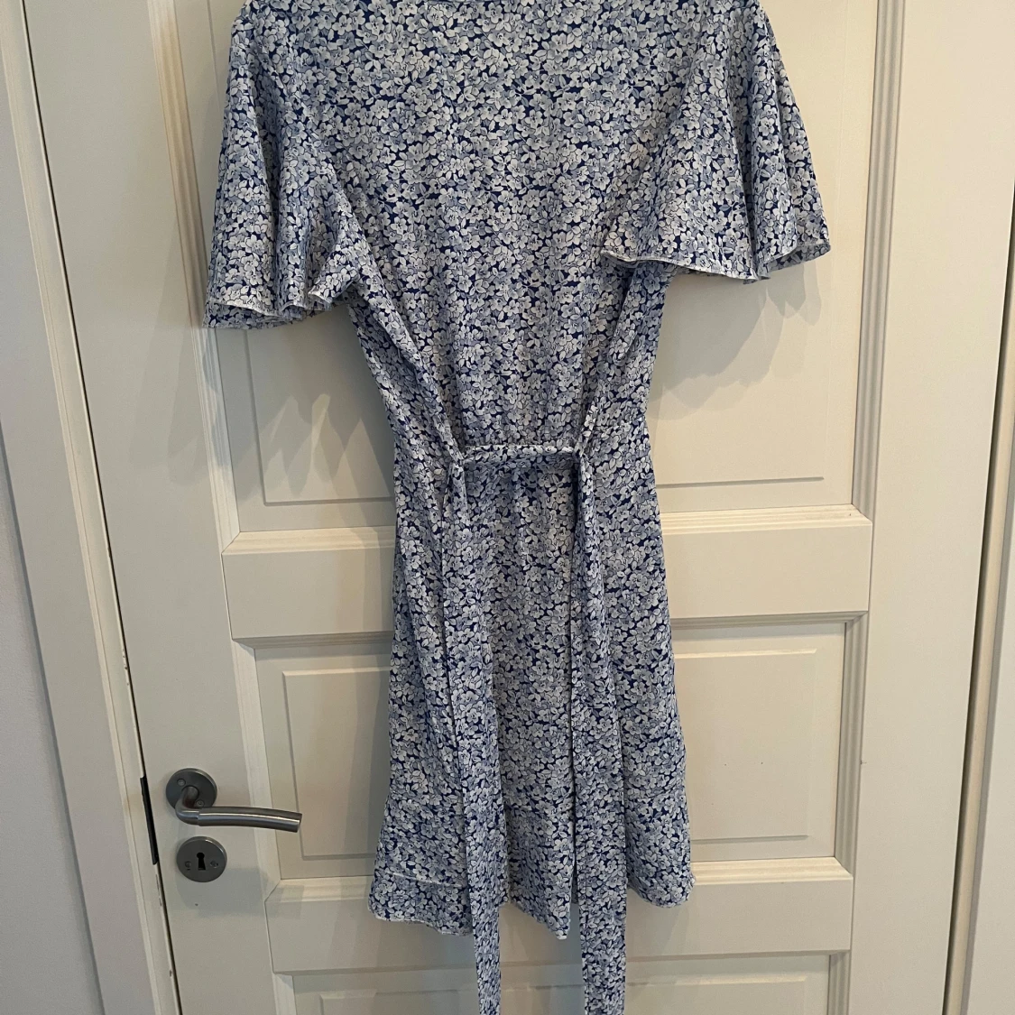 Fin blommig omlottklänning  - 1