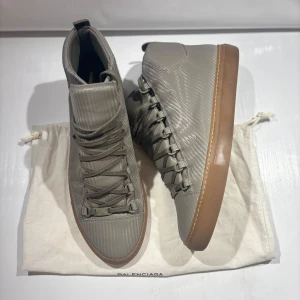Balenciaga arena  - Hej! Säljer nu mina skor från märket Balenciaga , storlek 43 bra skick, allt på bilden ingår. Tveka inte på att höra av dig om du har frågor eller funderingar kring skorna! 