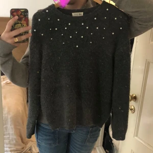 stickad pärl-tröja💓💓 - Säljer en superfin grå stickade tröja med pärlor på framsidan. Den är perfekt för både höst och vinter. Tröjan är i okej skick och passar perfekt till ett par jeans eller kjol.💘