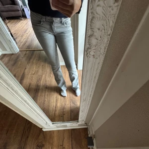 Grå jeans från Perfect Jeans, strl 38 - Snygga grå jeans från Gina i storleken 38💕
