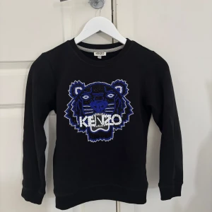 Svart Kenzo sweatshirt - Tja, säljer denna Kenzo tröjan i bra skick!