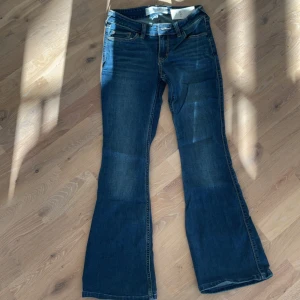 Hollister lowaist bootcut jeans  - Snygga mörkblå hollister jeans i st w25 short så alltså motsvarar ungefär s till xs , dem e bootcut och lowaist och aldrig andvända med prislapp kvar , hör av vid frågor , pris kan diskuteras 