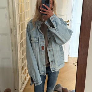 Oversized ljusblå jeansjacka - Säljer en oversized ljusblå jeansjacka som är köpt second hand på beyond retro i Stockholm, så därmed är den väldigt unik! Supersnygg nu till hösten, jag säljer den för att den inte kommer till användning för min del 🥹