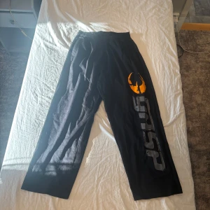 Gymbyxor från GASP - Sköna gymbyxor från GASP. Luftiga att träna i och fet passform. Använda men inget som märks. Köptes för 800kr. Passar om du är runt 180cm. Hör av dig om du har frågor.