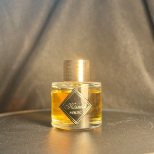 Kismet Magic (inspirerad av angels share) - (E Jag säljer sampels och priset är per milliliter ( INTE HELA FLASKAN))   23 kr per milliliter (1ml = 10 spray )  Priset är fast men vid större beställningar kan priset diskuteras! Skriv till oss gärna innan ni köper !