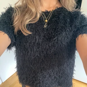 Fest tröja - Super bra skick, inga defekter. Lappen är tyvärr borta så vet inte storleken men skulle gissa på xs