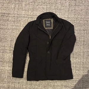 Herno jacka - Herno jacka, höst/vinter - Skick 9/10 - Storlek: 46/S - Modellen är 186 och väger 76, men jackan passar för mindre personer - Pris: 1999 kr - Nypris: -6000 kr - Autentisk ✅ - Bellavita_resell