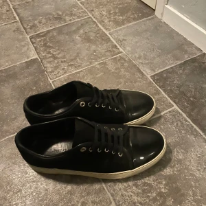 Lanvins 43/44 - Storlek 43 men passar även 44! Sulan tvättas innan leverans. Skicka om ni har frågor! Finns en liten repa som man kan se på bild 4 på högra skons cap toe.