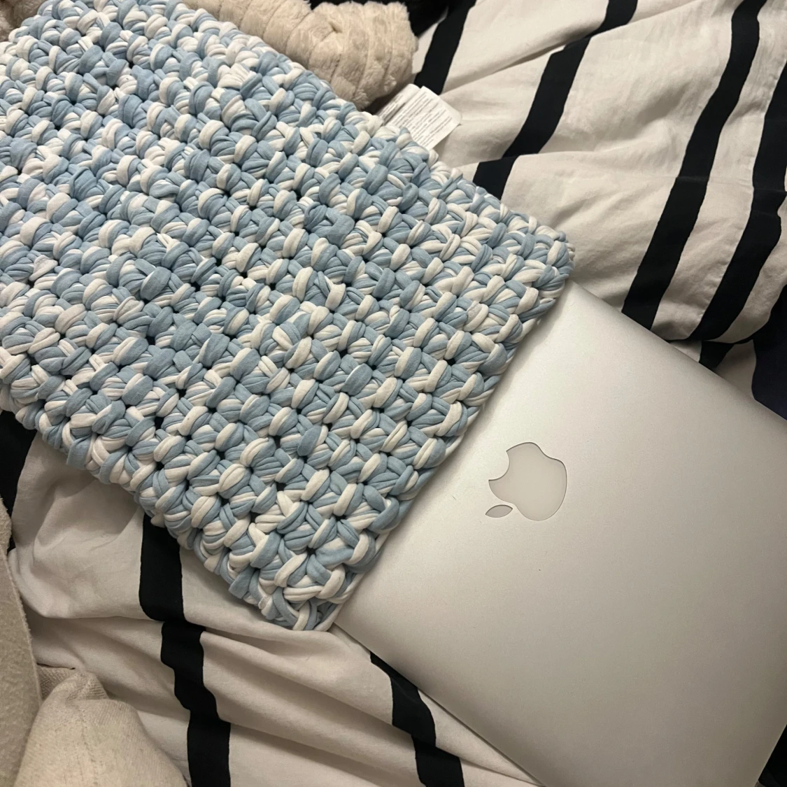 Stickad ljusblå och vit datorväska - 1