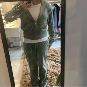 Juicy set - Tröja storlek L byxor M sytt upp byxorna nypris ca 2500