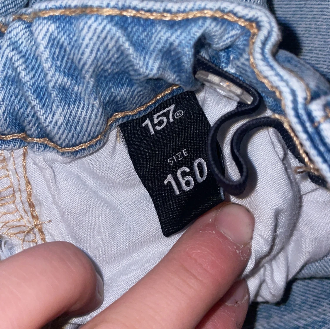 Ljusblå jeans med slitningar från 157 - 2