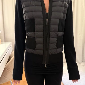 Moncler cardigan - Säljer denna snygg jacka från moncler. Köpte här på plick för 8000kr, självklart äkta. Jag köpte tyvärr bara jackan från tjejen men vi gick på en slags ”säkretskontroll” på Nk för att garantera att den är äkta. Så vi kan mötas upp och göra samma sak så man vet att den är äkta. Enda defekten är på baksidan på bild 4, men syns knappt. Kan mötas upp i stockholm, hör av er vid fler frågor.