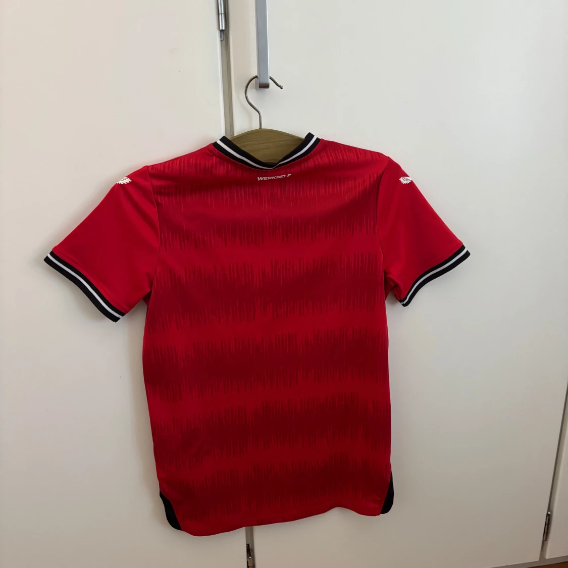 Röd Bayer Leverkusen fotbollströja - 1