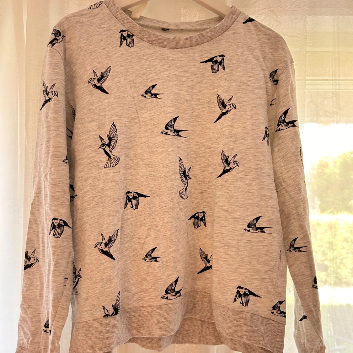 Grå sweatshirt med svalor